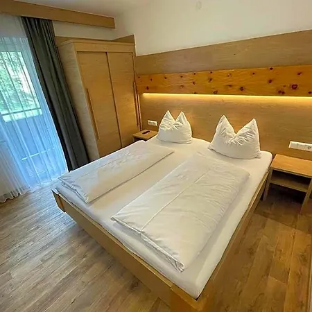 Ahorn 住宿加早餐酒店 萨尔巴赫